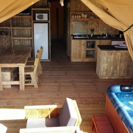 אתר קמפינג Tente Avec Terrasse Et Jacuzzi, 6 Personnes - Api-1-52-1705 *